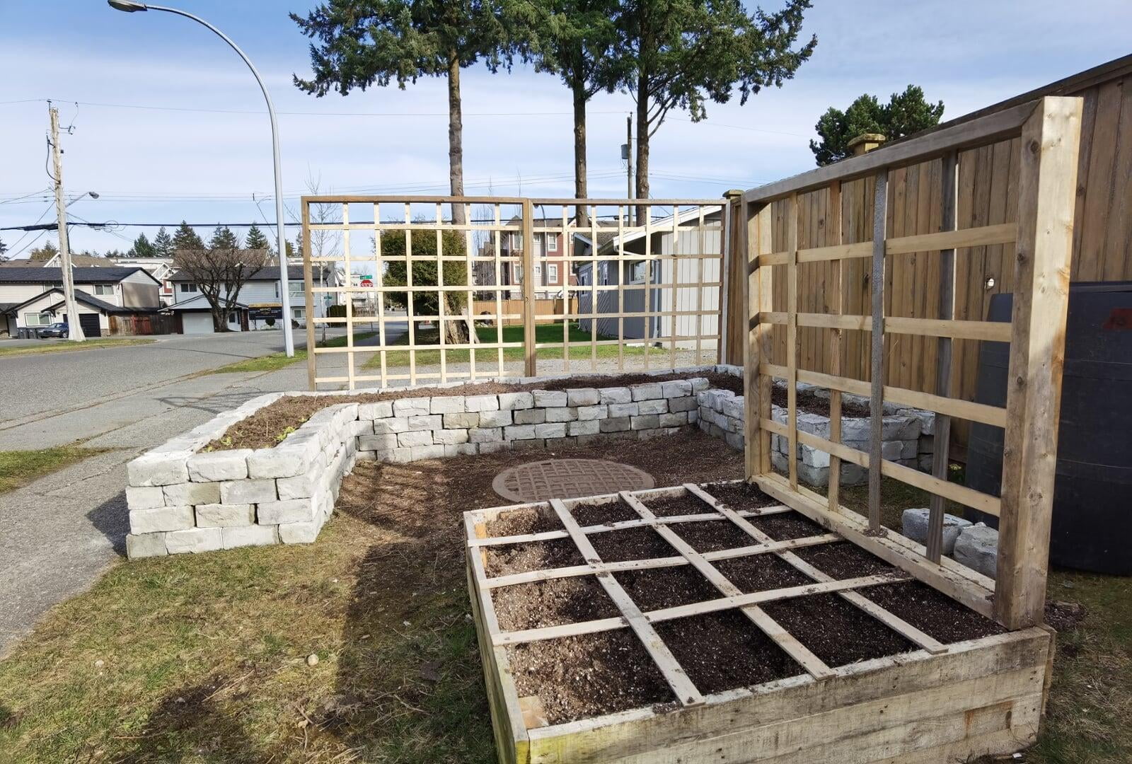 Building a Community Vegetable Garden from Upcycling - Pallet wood & concrete bricks