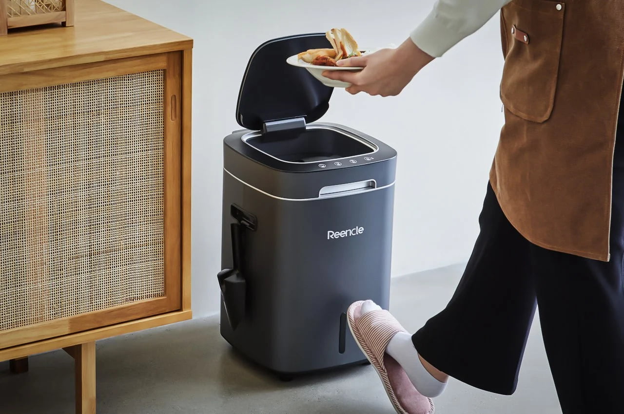 A gadget to turn food scraps into fertilizer 